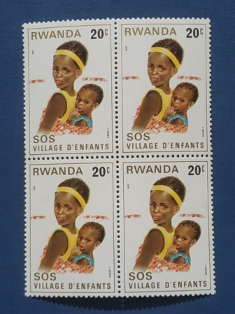 Руанда 1981 Дети Sc# 1019 MNH кв бл