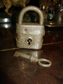 Старинный рабочий навесной замок с ключом(ЕР)