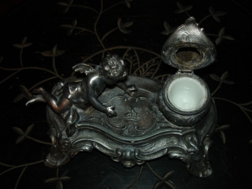 Старинная дамская чернильница с фигуркой амура,второе рококо,серебрение,19век