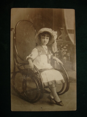 Старин.фото ДЕВОЧКА в матроске и шляпке в кресле-качалке,Россия до 1917г.