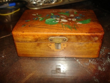 Старинная деревянная шкатулочка с росписью