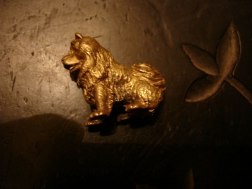 Старинная миниатюра СОБАКА,венская бронза,2.5на2.5см