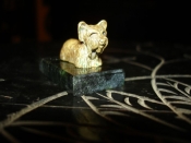 Старинная миниатюра на мраморе:Собака,венская бронза,3на1.5см,