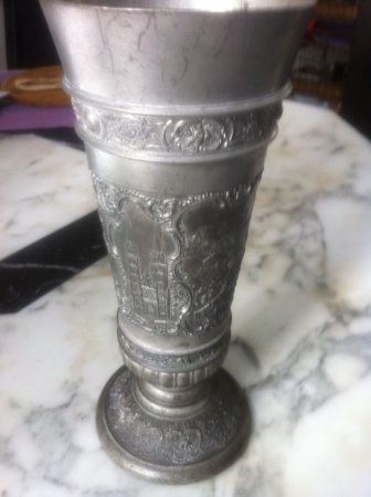 Кубок ваза Германия военная посеребренние , металл тяжелый. Высота 24 см, диаметр 10 см .