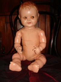 Старинная кукла с пищалкой и комплектом одежды,длина-55см.