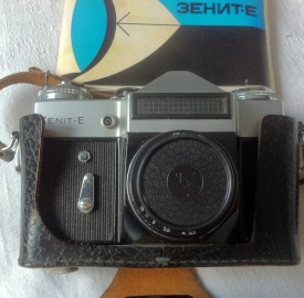 Фотоаппарат Зенит-Е Сделано в СССР 1972 год с паспортом и инструкцией в кожаном футляре .Объектив " Индустар -50-2" номер 7215642 , серийный номер аппарата 72002986 . Состояние отличное, рабочее . 