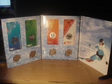 25 рублей Сочи 2014 8 монет, цветные: Горы, Талисманы, Снежинка и Лучик, Факел в альбоме