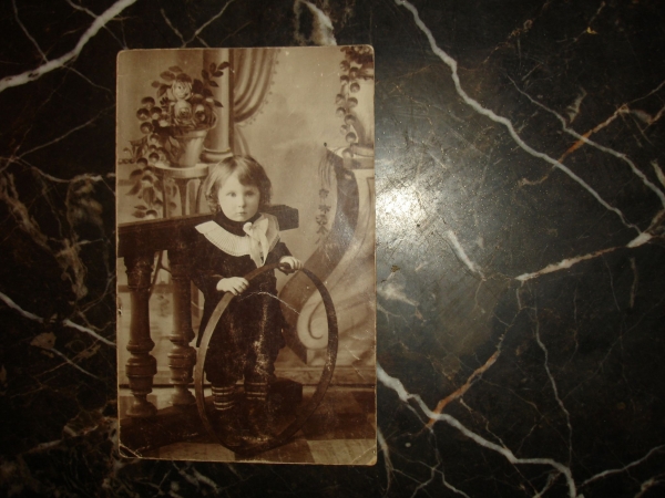 Старин.фото.ОЧАРОВАТЕЛЬНАЯ МАЛЫШКА с игрушкой "железный обод",Россия 1912г. Детская мода