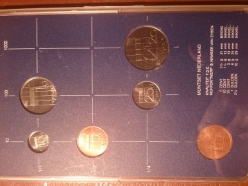 Набор из 5 монет и жетона Нидерландского монетного двора. Нидерланды. 1983 год _226_