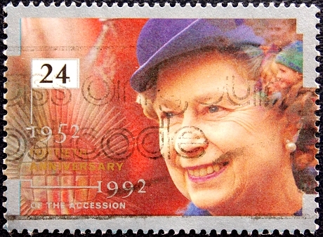 Великобритания 1992 год . Королева Елизавета и эмблема Содружества .