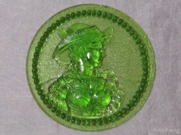 Медальон (вставка) с изображением женского портрета Зеленое стекло 19 век Германия