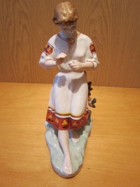 Девушка у плетня «Гадание на ромашке».Статуэтка фарфор СССР