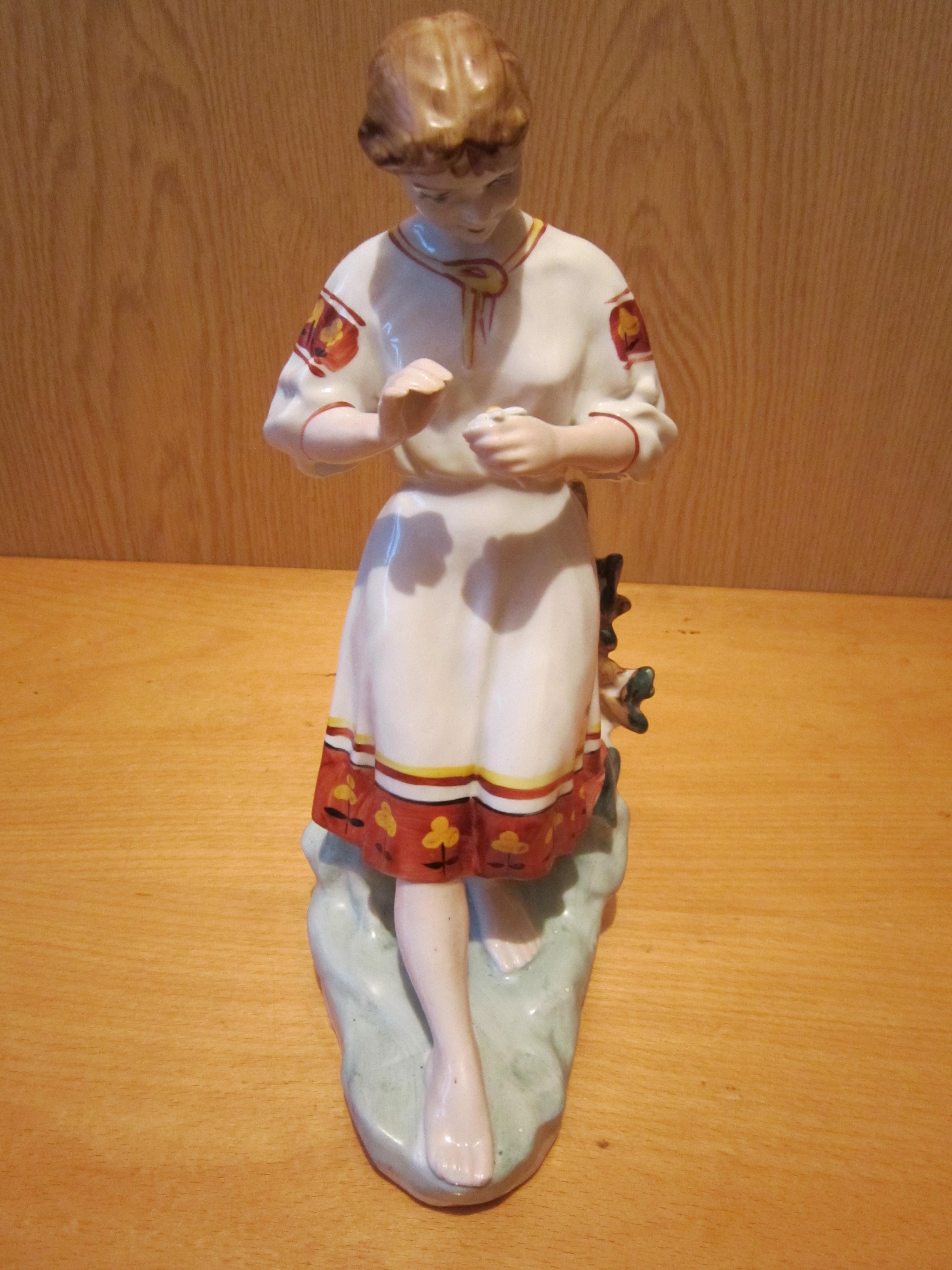 Девушка у плетня «Гадание на ромашке».Статуэтка фарфор СССР