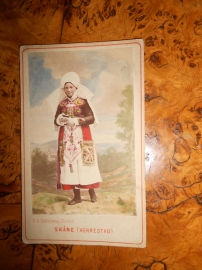 Старин.фото-визитка,цветное.ШВЕДКА в нац.костюме Сконе(Skåne),Южная Швеция ,Стокгольм 1880-е гг