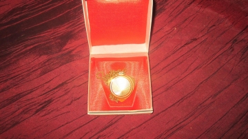 Советские позолоченные Часы медальон с позолоченной цепочкой Заря в родной коробке.