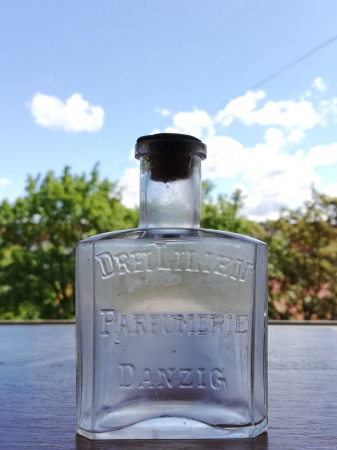 Старое стекло Кёнигсберга Бутылка с пробкой и надписью "DREI LILIEN PARFUMERIE DANZIG"