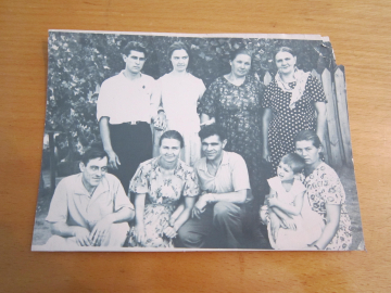 Старое фото семьи в деревне