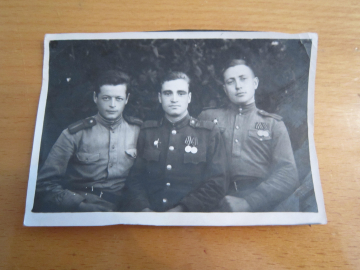 Старое фото двух старшин и младшего сержанта РККА с наградами