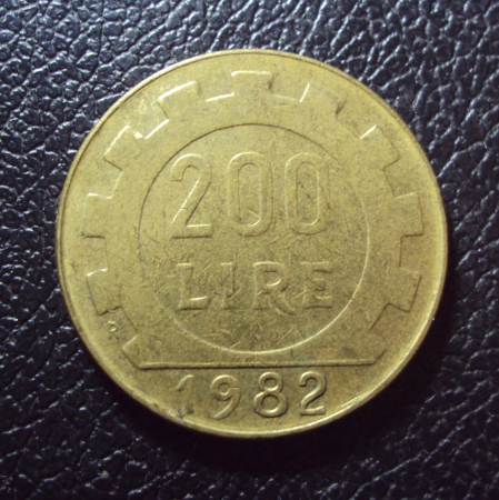 Италия 200 лир 1982 год.