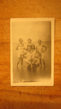 старое фото " Красавицы на пляже " 1930- е годы , Пляжная мода
