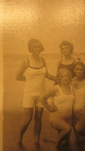 старое фото " Красавицы на пляже " 1930- е годы , Пляжная мода - вид 2