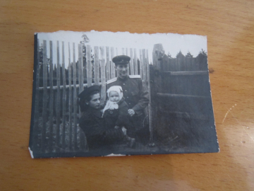 Старое фото офицера РККА с супругой и дочерью 