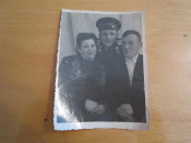 Старое фото старшего лейтенанта авиации с матерью и отцом