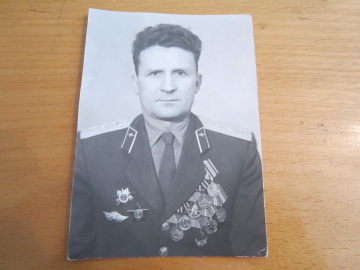 Старое фото капитана авиации с наградами