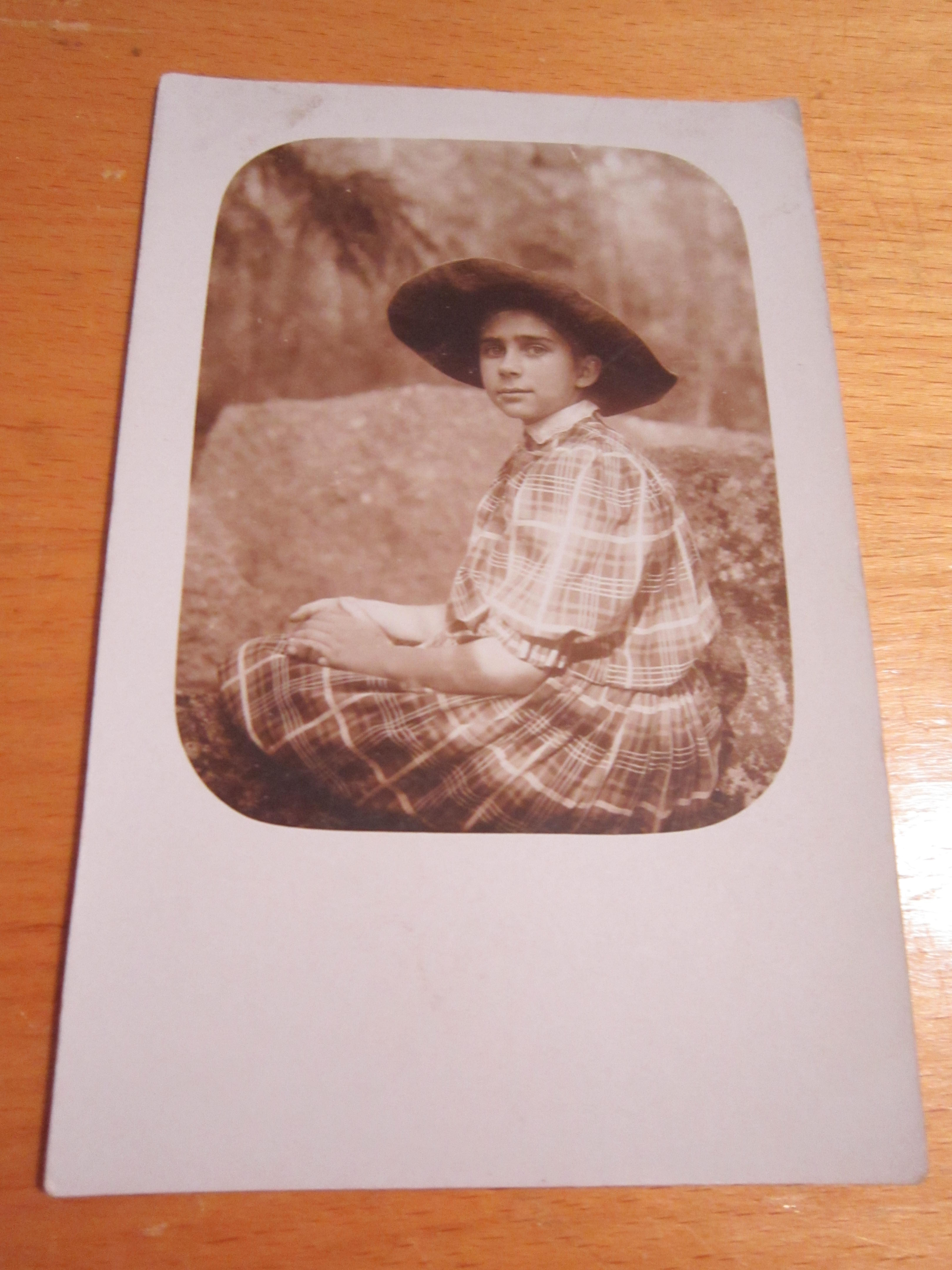 Открытое письмо.Почтовая карточка."Девочка в панаме на камне",до 1917 г.,фото одной семьи №10. 