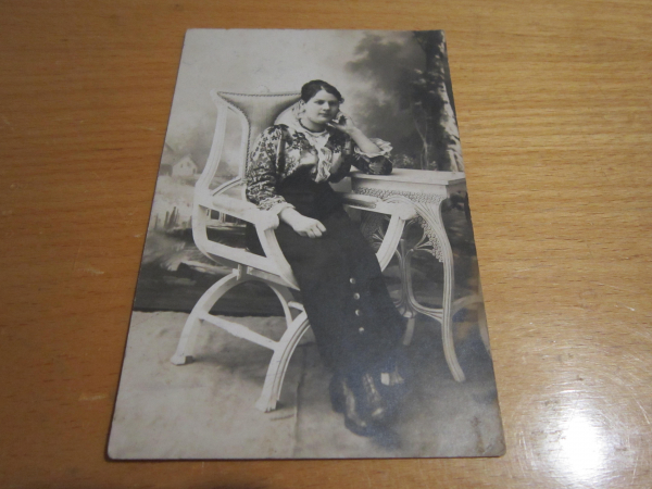 Открытое письмо.Почтовая карточка."Горожанка в кресле",фото до 1917 г.