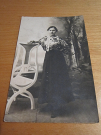 Открытое письмо.Почтовая карточка."Горожанка облокотившись на спинку кресла",фото до 1917 г.