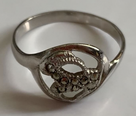 Кольцо серебро с алмазной гравировкой Новое. Знак зодиака Козерог . Размер 18-19 
