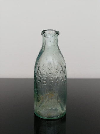 Старое стекло Кёнигсберга Мини бутылочка с надписью "ЛАКОВАЯ ФАБРИКА ВЪ РИГЕ" До 17 года Россия 