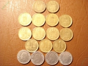 Набор из 17 монет номиналом 1 песета (по годам выпуска) без повторов