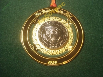 RRR!!! 50 центов 1996 года США, в позолоченном обрамлении, в подарочной коробке, Сертификат!