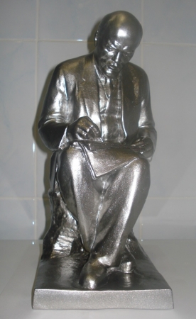 Кабинетная скульптура "Ленин за работой, сидящий на пне"