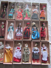 Куклы фарфор в народных костюмах 30 шт с журналами