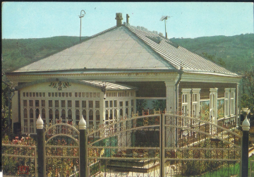 Открытка СССР 80-е. Творение строителя и художника. Деревянный дом ворота забор фото чистая
