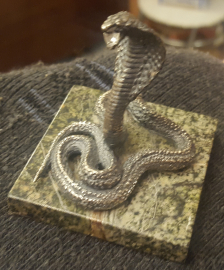 статуэтка кобры с "бриллиантом" в пасти , подставка