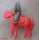 Игрушка Kinder Киндер сюрприз. Ritter zu Pferd 1996 Всадник на коне красный.