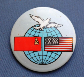 Значок СССР - США голубь и флаги  57 мм