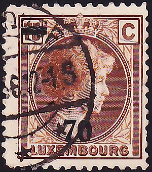 Люксембург 1935 год . Великая герцогиня Шарлотта, обращенная направо, с надпечаткой 70 с . Каталог 0,50 €