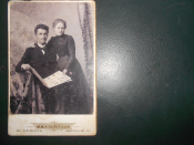 МОЛОДЫЕ АКТЕРЫ из ТРУППЫ САМАРСКОГО ТЕАТРА/в руках альбом с фото артистов, ф.ВАСИЛЬЕВ САМАРА 1890-е