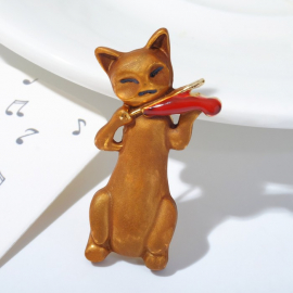 Брошь "Кот" играет на скрипке, цвет коричнево-красный. Новая.