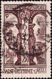 Франция 1935 год . Монастырь церкви святого Трофима . Каталог 5,0 £ . (2)