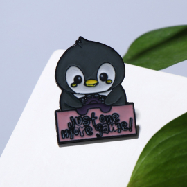Значок "Пингвинчик" с джойстиком, цвет серый в чёрном металле. Новый.
