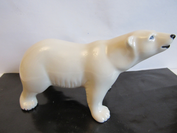 медведь белый стоит  статуэтка ,фарфор новая