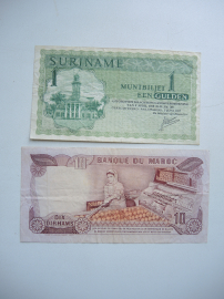 2 боны банкноты 1 гульден Суринам 1967 г. Латинская Америка и 10 дирхам Марокко 1990 г. Африка