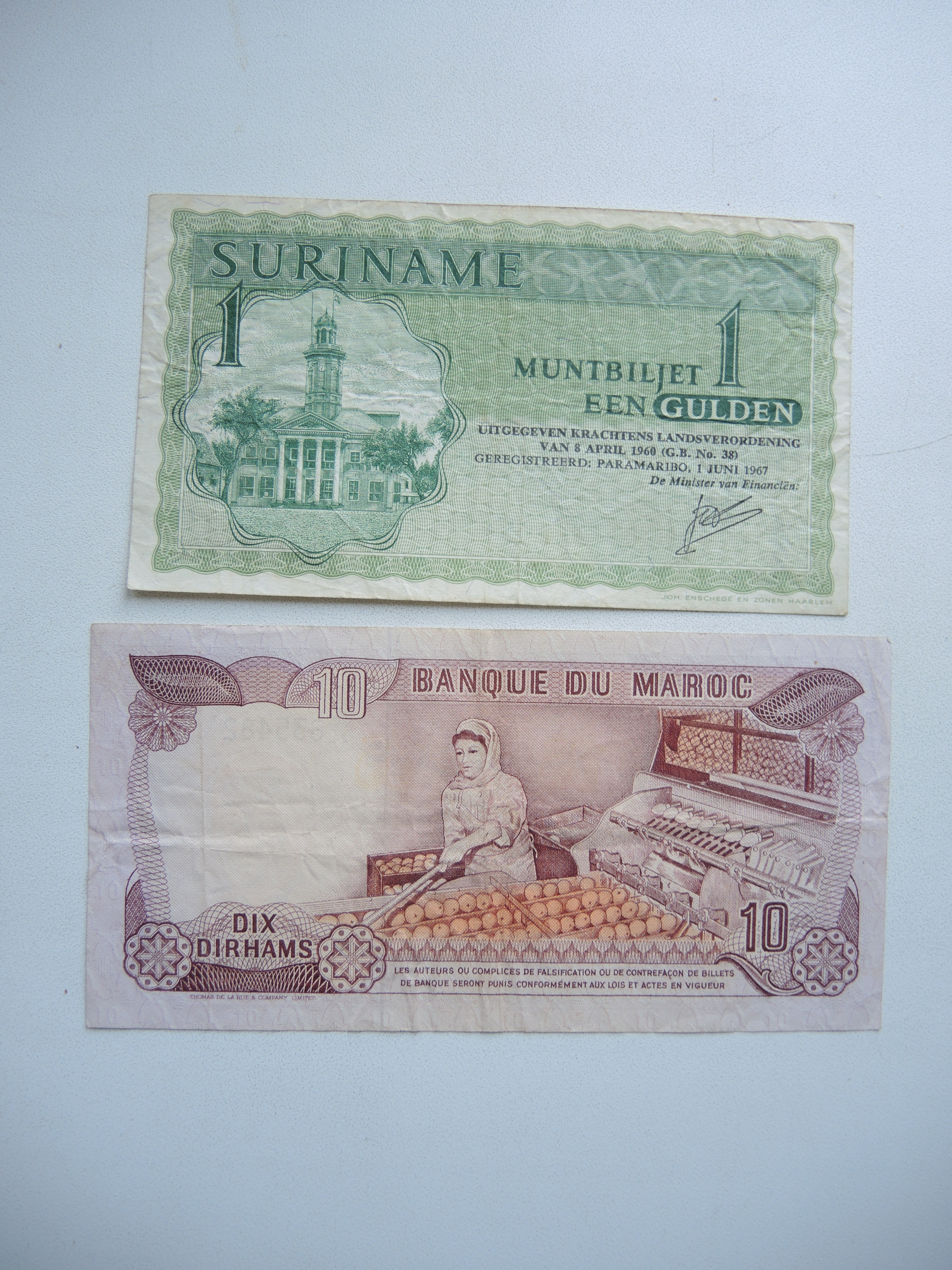 2 боны банкноты 1 гульден Суринам 1967 г. Латинская Америка и 10 дирхам Марокко 1990 г. Африка